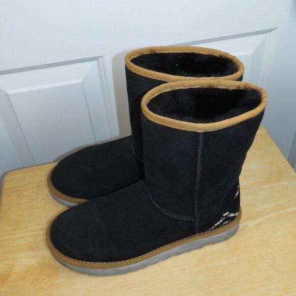 UGG Women’s Classic Short Boots Black Suede Rustic Weave S/N 1094330 Size 8 - Picture 4 of 8